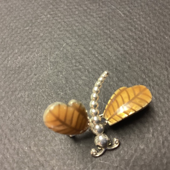 Petite trembler, bug  brooch / PIN Jewelry - Trembler  BUG. BROOCH.  SO. cute his little wings flipped back-and-forth